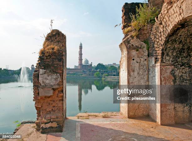 fountains and faith, taj-ul masajid, bhopal, india - bhopal stock pictures, royalty-free photos & images