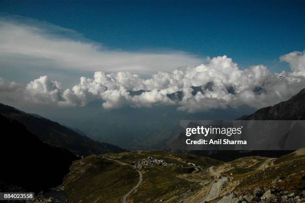 sky with clouds over rohtang la - rohtang stockfoto's en -beelden