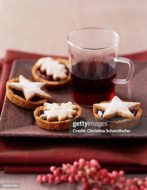 linzer cookies and cup of tea - christina plate bildbanksfoton och bilder