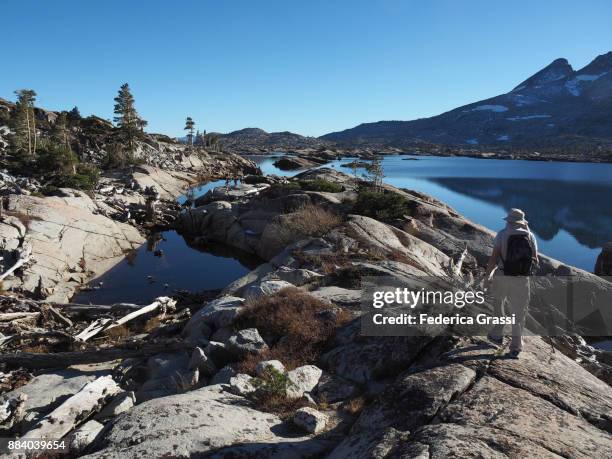 hiker at aloha lake, california - pacific crest trail photos et images de collection