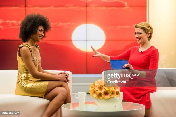 smiling tv talk show host and guest - television host stock pictures, royalty-free photos & images