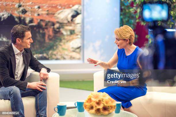filming a talk show - television host stock pictures, royalty-free photos & images