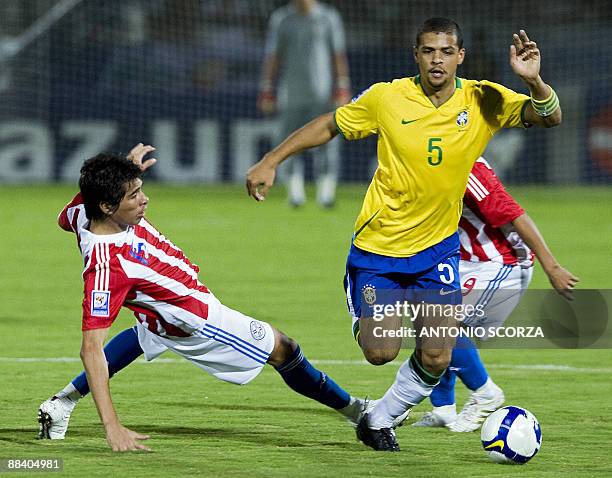 Brazil's footballer Felipe vies for the ball with Paraguay's Victor Caceres and Osvaldo Martinez on June 10, 2009 during their World Cup South Africa...