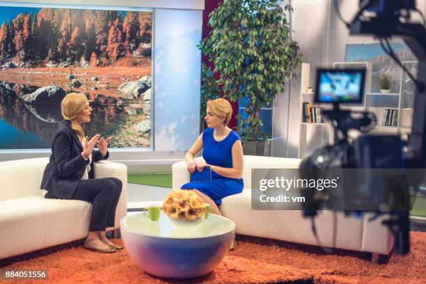 filming tv talk show - television host stock pictures, royalty-free photos & images