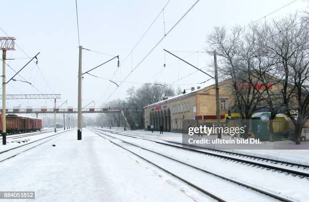 Ukraine, das Donezbecken, Kurzform Donbass, Gebiet Donezk, Gorlowka , Donezker Eisenbahn, Personenbahnhof und Güterbahnhof, Bahnsteige, Gleise