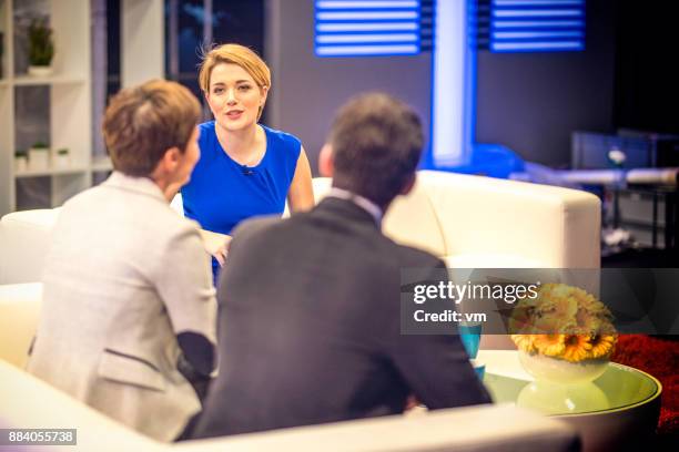 ospiti in tv come parlare con l'host - personaggio della tv foto e immagini stock