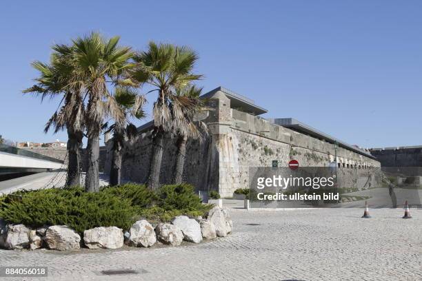 Portugal, Cascais, Die Stadt liegt an einer sandigen Bucht des Atlantiks, etwa 25 Kilometer westlich von Lissabon, restaurierte Festung "Cidadela de...