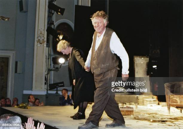 Boewe, Kurt *-+ Schauspieler, D - nimmt an seinem 70. Geburtstag auf der Buehne des Deutschen Theaters nach seinem Auftritt in dem Stueck "Herr Paul"...