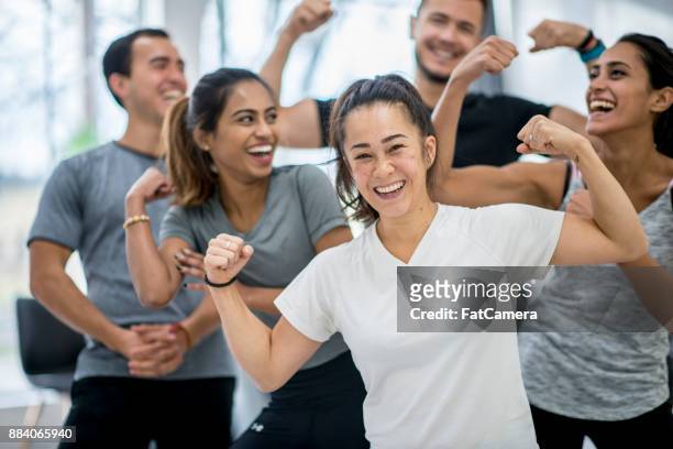 flexar muskler - group gym class bildbanksfoton och bilder