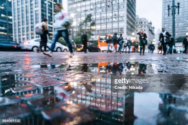 pfütze reflexion blick auf die straßen der innenstadt von são paulo, brasilien - puddle stock-fotos und bilder