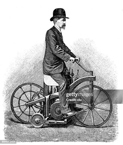ilustraciones, imágenes clip art, dibujos animados e iconos de stock de primera bicicleta en la carretera con un motor de daimler - moto antigua