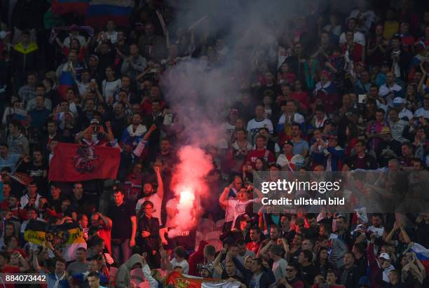 Russland - Slowakei Fans brennen im Stadion Pyrotechnik ab