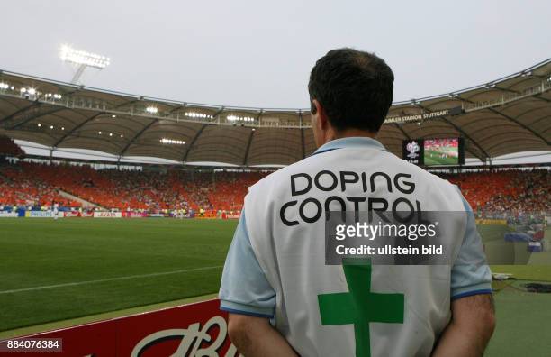Deutschland - Baden-Wuerttemberg - Stuttgart: Dopingkontrolleur am Spielfeldrand - FIFA WM 2006, Gruppe C, Niederlande 1 -
