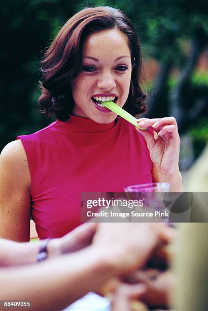 woman eating - mangiare fotografías e imágenes de stock