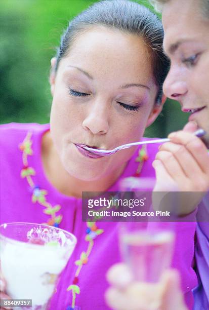 couple eating dessert - mangiare stockfoto's en -beelden