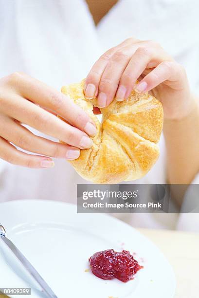 eating a croissant - mangiare fotografías e imágenes de stock