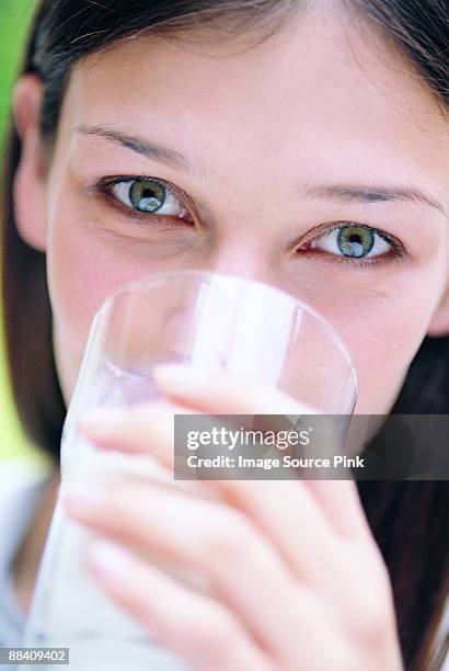 woman drinking milk - mangiare fotografías e imágenes de stock
