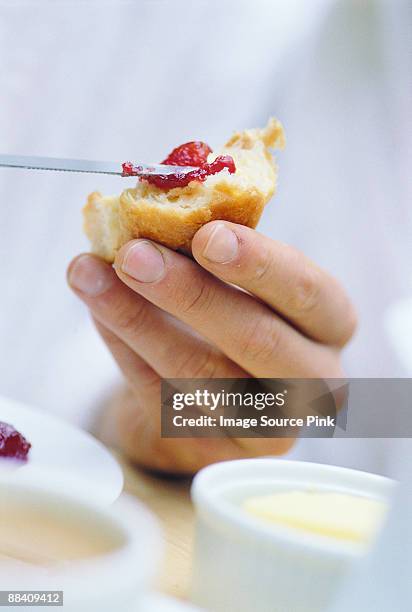 eating a croissant - mangiare stockfoto's en -beelden