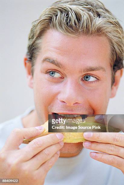 man eating melon - mangiare stockfoto's en -beelden