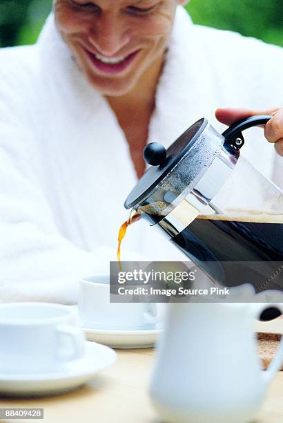 man pouring coffee - mangiare fotografías e imágenes de stock
