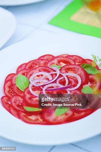 tomato salad - mangiare stockfoto's en -beelden