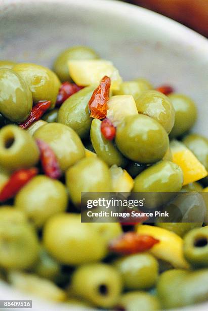 bowl of olives - mangiare fotografías e imágenes de stock