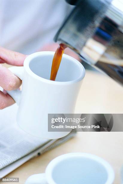 pouring coffee - mangiare fotografías e imágenes de stock