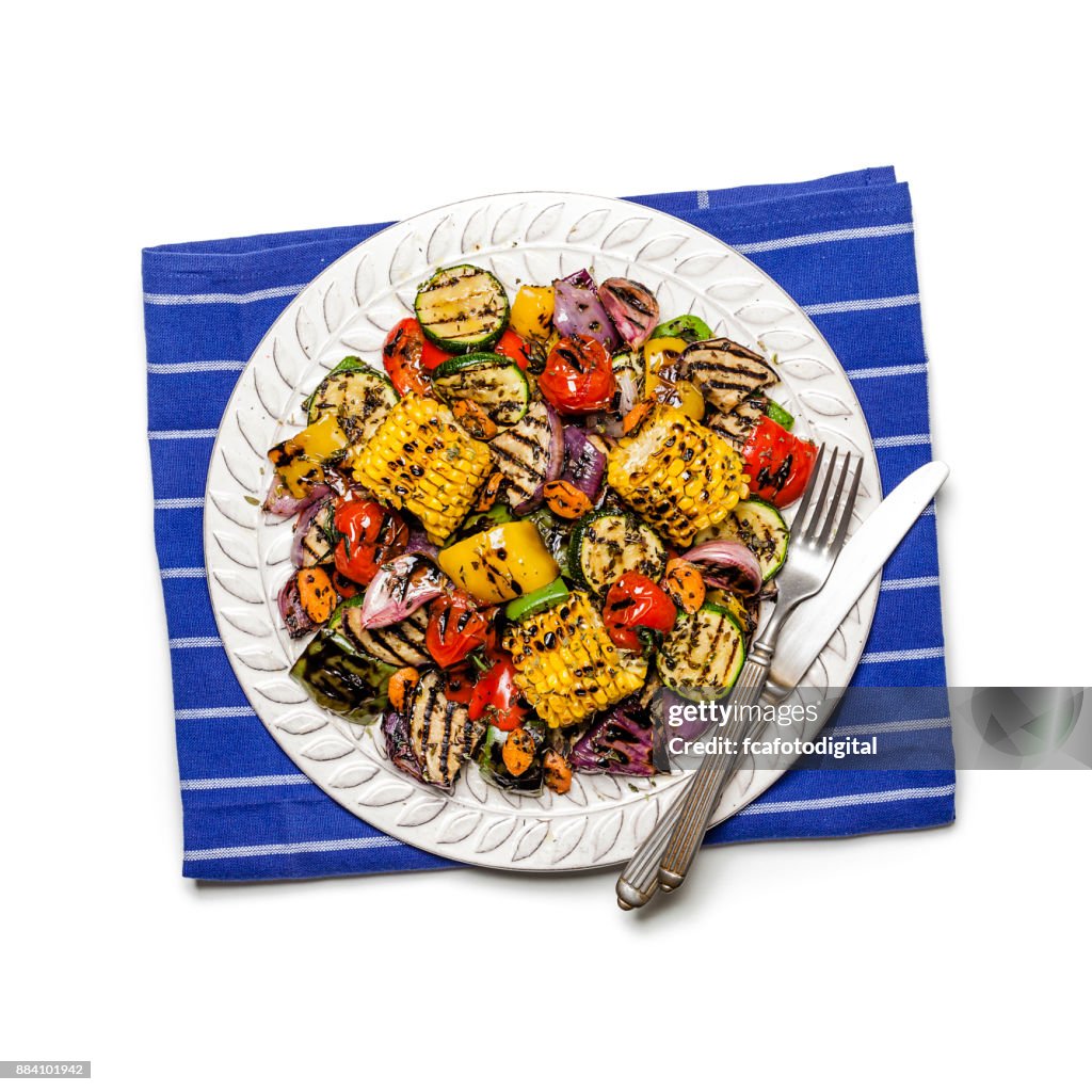 Assiette de légumes grillés tiré d’en haut sur fond blanc