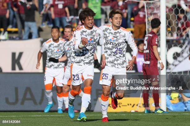 Koya Kitagawa of Shimizu S-Pulse celebrates scoring his side's first goal with his team mates during the J.League J1 match between Vissel Kobe and...