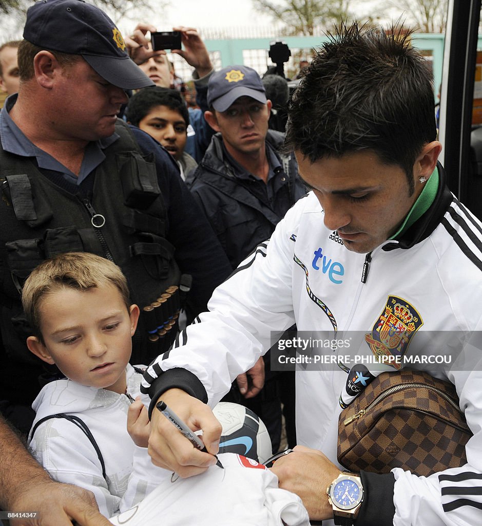 Spanish football player David Villa sign