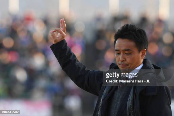 Head coach Tatsuma Yoshida of Ventforet Kofu gestures during the J.League J1 match between Ventforet Kofu and Vegalta Sendai at Yamanashi Chou Bank...