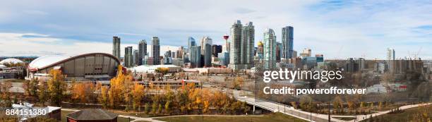 panoramisch cityscape van calgary, alberta, canada - calgary stockfoto's en -beelden