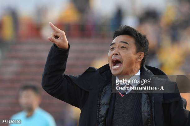 Head coach Tatsuma Yoshida of Ventforet Kofu shouts instruction during the J.League J1 match between Ventforet Kofu and Vegalta Sendai at Yamanashi...