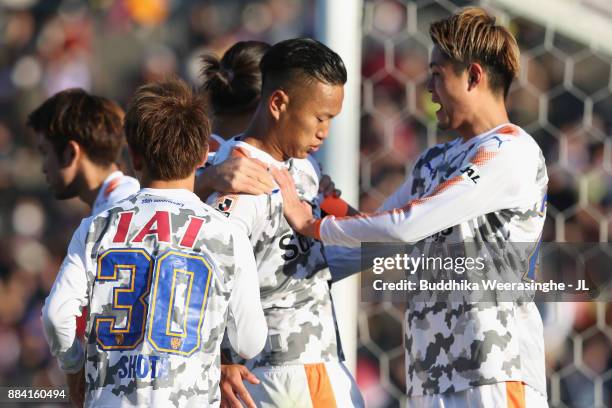 Chong Tese of Shimizu S-Pulse celebrates scoring his side's third goal with his team mates during the J.League J1 match between Vissel Kobe and...