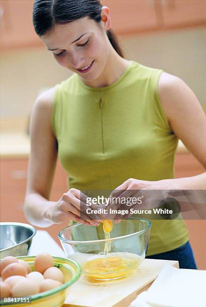 woman preparing omelette - cucinare fotografías e imágenes de stock