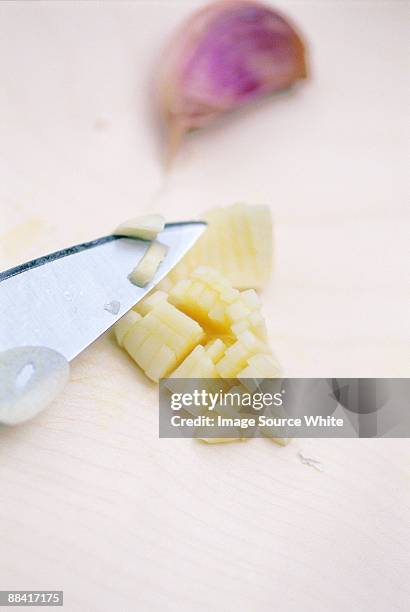 chopping garlic - cucinare fotografías e imágenes de stock