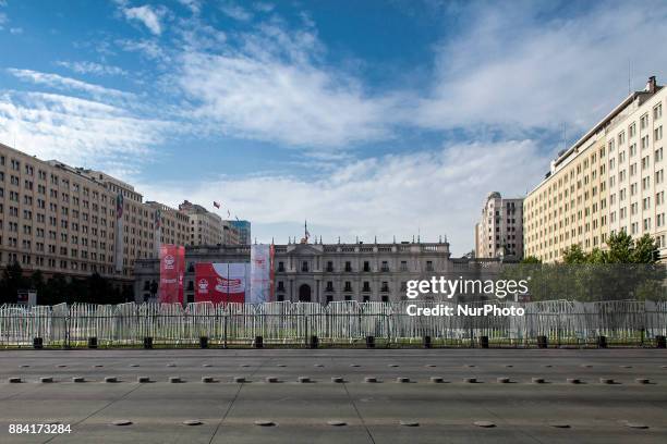 Santiago, Chile. 1 December 2017. Canvas and posters of the Telethon 2017 in front of the Palacio de La Moneda. Today begins version number 29 of the...