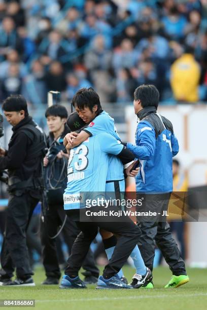 Kengo Nakamura of Kawasaki Frontale is congratulated by Eduardo during the J.League J1 match between Kawasaki Frontale and Omiya Ardija at Todoroki...