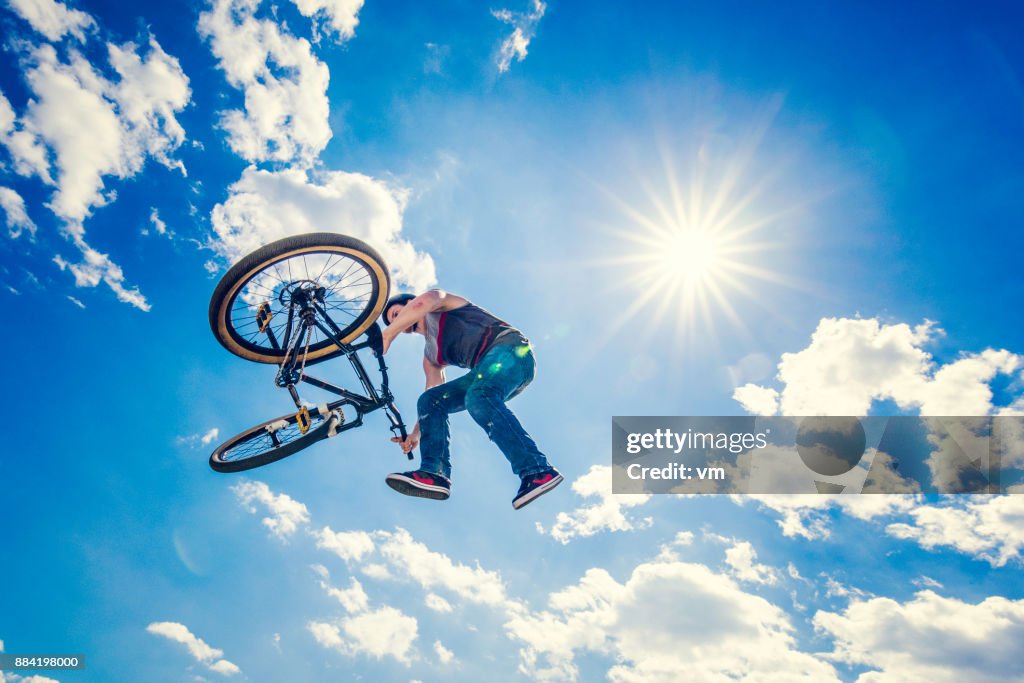 Freestyle-BMX-Radfahrer tun Trick in der Luft