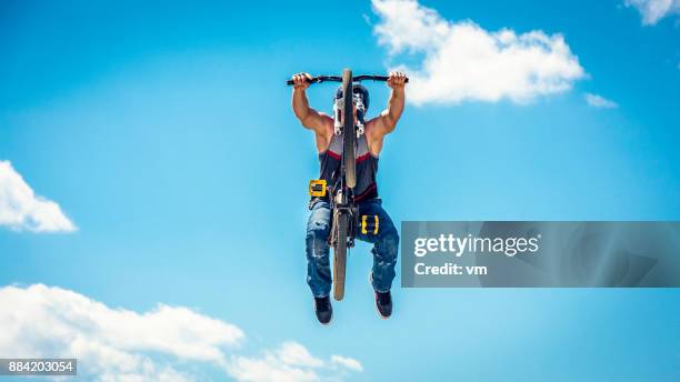 vrije stijl fietser in de lucht - crossfietsen stockfoto's en -beelden