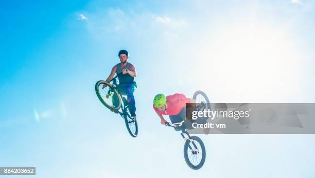 空中で 2 つのフリー スタイルの自転車 - スタントバイク ストックフォトと画像