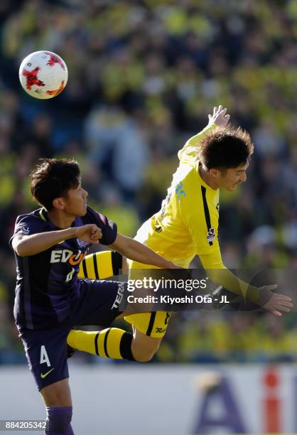 Kosuke Taketomi of Kashiwa Reysol and Hiroki Mizumoto of Sanfrecce Hiroshima compete for the ball during the J.League J1 match between Kashiwa Reysol...