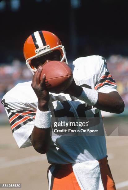 Tight End Ozzie Newsome of the Cleveland Browns warms up prior to the start of an NFL football game circa 1990 at Cleveland Municipal Stadium in...
