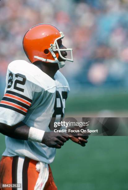 Tight End Ozzie Newsome of the Cleveland Browns looks on against the Houston Oilers during an NFL football game September 13, 1981 at Cleveland...