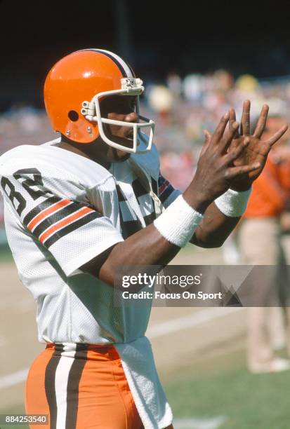 Tight End Ozzie Newsome of the Cleveland Browns warms up prior to the start of an NFL football game circa 1990 at Cleveland Municipal Stadium in...