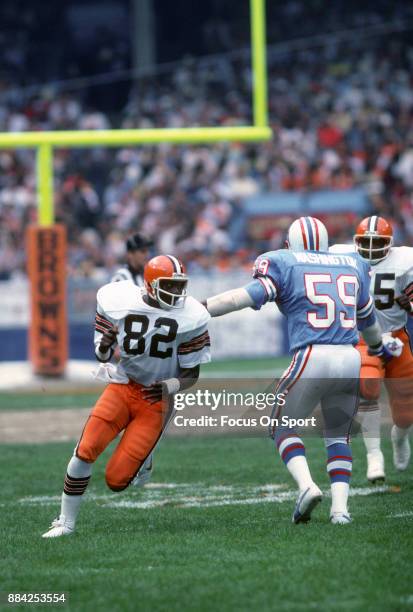 Tight End Ozzie Newsome of the Cleveland Browns in action against the Houston Oilers during an NFL football game September 13, 1981 at Cleveland...