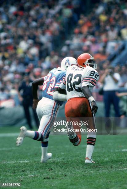 Tight End Ozzie Newsome of the Cleveland Browns in action against the Houston Oilers during an NFL football game September 13, 1981 at Cleveland...