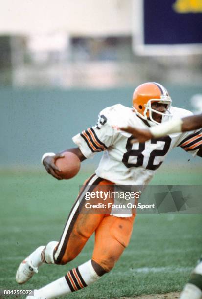 Tight End Ozzie Newsome of the Cleveland Browns runs with the ball after catching a pass against the New York Jets during an NFL football game...