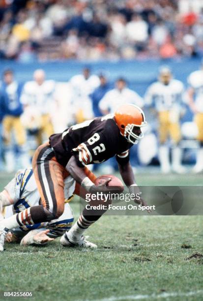 Tight End Ozzie Newsome of the Cleveland Browns in action against the San Diego Chargers during an NFL football game September 23, 1990 at Cleveland...