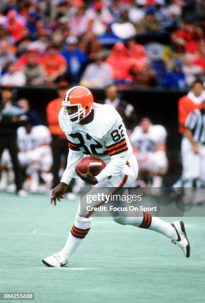 Tight End Ozzie Newsome of the Cleveland Browns runs with the ball after catching a pass against the Cincinnati Bengals during an NFL football game...